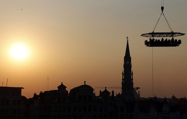Plataforma suspensa do Dinner in the sky em Bruxelas (Foto: François Lenoir/Reuters)