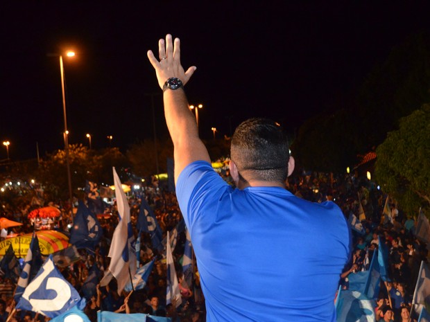 Eleitores de Waldez festejam vitória na Orla de Macapá (Foto: Dyepeson Martins/G1)