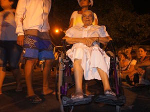 Mesmo em uma cadeira de rodas, dona Martinha vai percorrer os 14 quilômetros de romaria (Foto: Jorge Machado/G1)