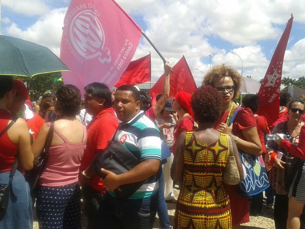 Manifestantes participam de ato pró-governo petista em Brasília (Foto: Bárbara Nascimento/G1)