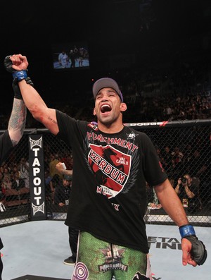 Werdum comemora vitória sobre Roy Nelson no UFC 143, em Las Vegas (Foto: Getty Images)