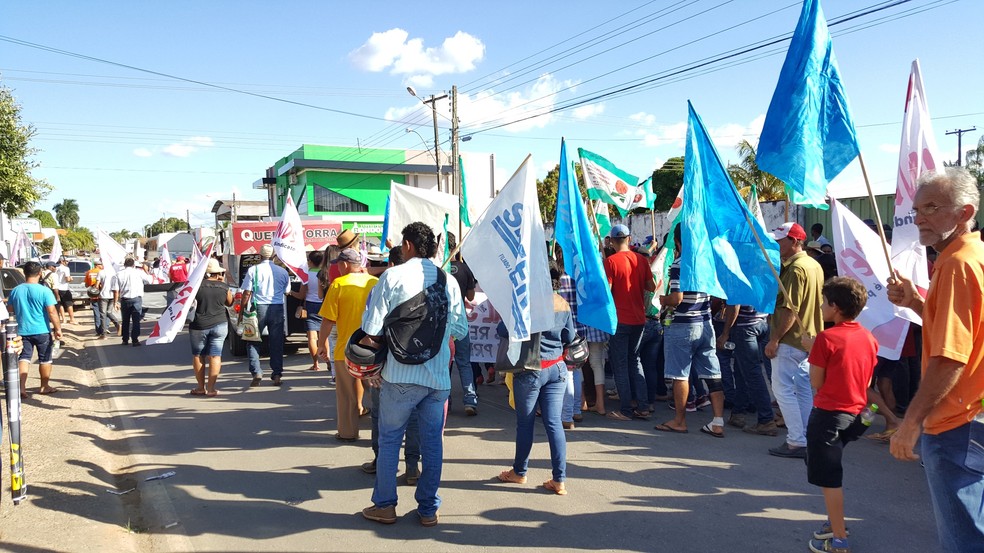 Protesto em Ji-Paraná ocorreu na tarde desta sexta-feira (Foto: Marco Bernardi/G1)