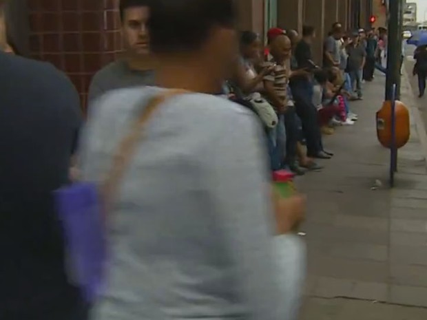 Fila em busca de emprego em Porto Alegre (Foto: RBS TV/Reprodução)