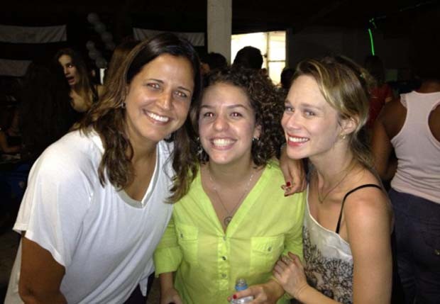 Mariana Ximenes e amigas da produção da novela (Foto: Divulgação) Mariana Ximenes e amigas da produção da novela (Foto: Divulgação)