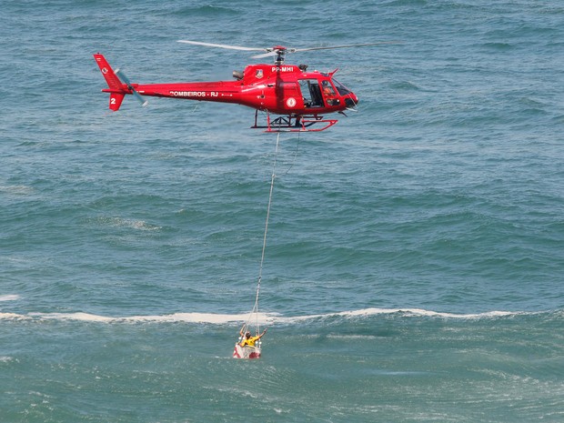 Helicóptero dos bombeiros fazem buscas por vítimas de desabamento de ciclovia (Foto: Maíra Coelho / Estadão Conteúdo)