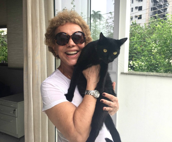 Arlete Salles abraçando a gatinha de estimação Pretinha (Foto: Arquivo pessoal)