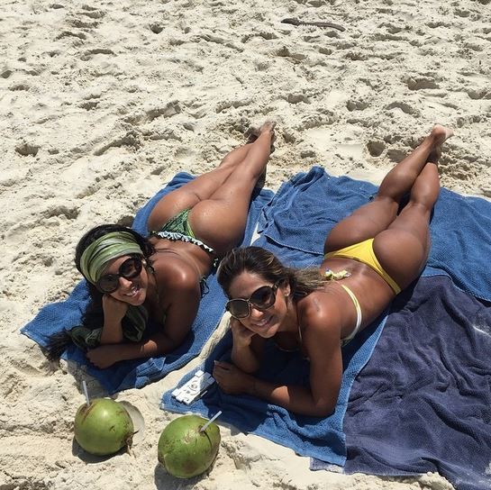 Mayra Cardi e amiga na praia (Foto: Instagram / Reprodução)