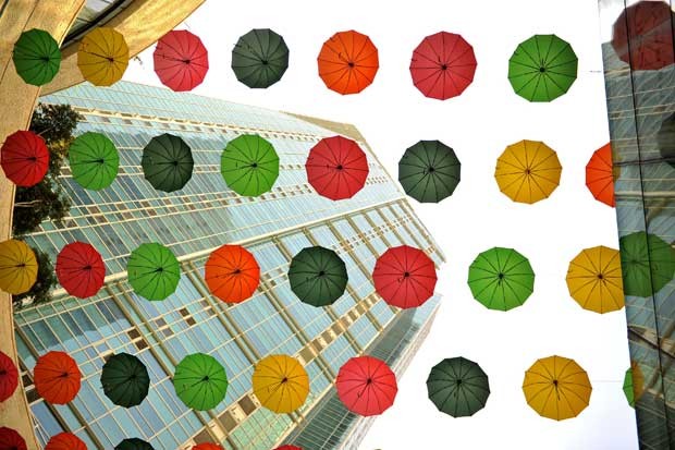 Instalação dos guarda-chuvas deixam o shopping decorado e arejado para a população (Foto: Truth Leem/ AFP)