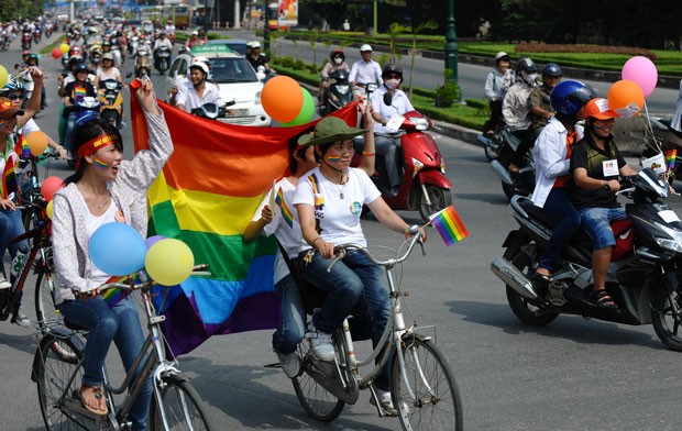 Cerca de 100 ativistas participaram da Parada Gay no Vietnã de bicicleta (Foto: Hoang Dinh Nam/AFP)