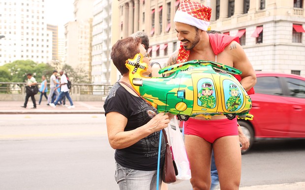 Mister Brasil Vai S Ruas Vestido De Papai Noel Sexy F Tima News