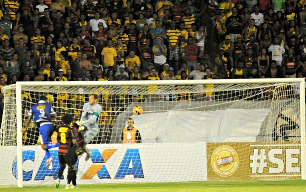 Sport x Confiança (Foto: Aldo Carneiro/Pernambuco Press)