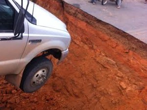 O motorista do caminhão levou um susto quando o veículo quase caiu na cratera, na TO-201 (Foto: Airle Heringer Júnior/Arquivo Pessoal) O motorista do caminhão levou um susto quando o veículo quase caiu na cratera, na TO-201 (Foto: Airle Heringer Júnior/Arquivo Pessoal)
