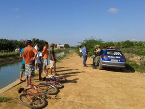 O corpo encontrado próximo ao canal foi morto a tiros (Foto: Luana Bernardes/Tv Grande Rio)