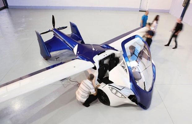 Carro voador da AeroMobil, em exposição em feira automotiva da Eslováquia. (Foto: Divulgação/AeroMobil)
