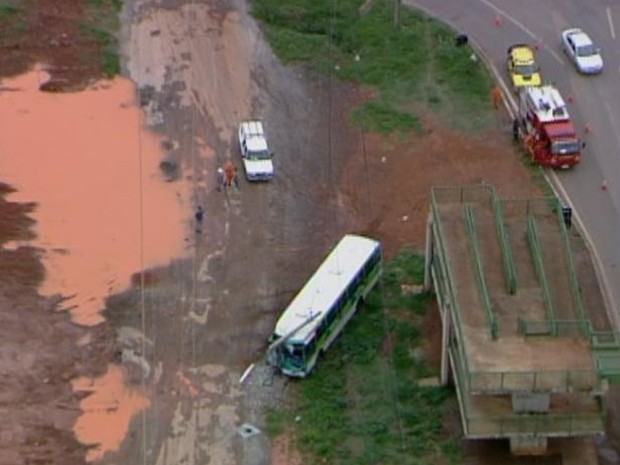 Segundo o motorista, uma peça do ônibus quebrou. Técnicos da Companhia Energética de Brasília (CEB) estiveram no local para fazer o isolamento do poste quebrado. Uma das pistas da via marginal, sentido Taguatinga, ficou interditada. (Foto: Reprodução/ TV Globo)