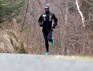 Urige Buta correndo no treino (Foto: Reuters)