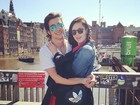 Fiuk e Sophia Abrahão posam abraçados durante férias
