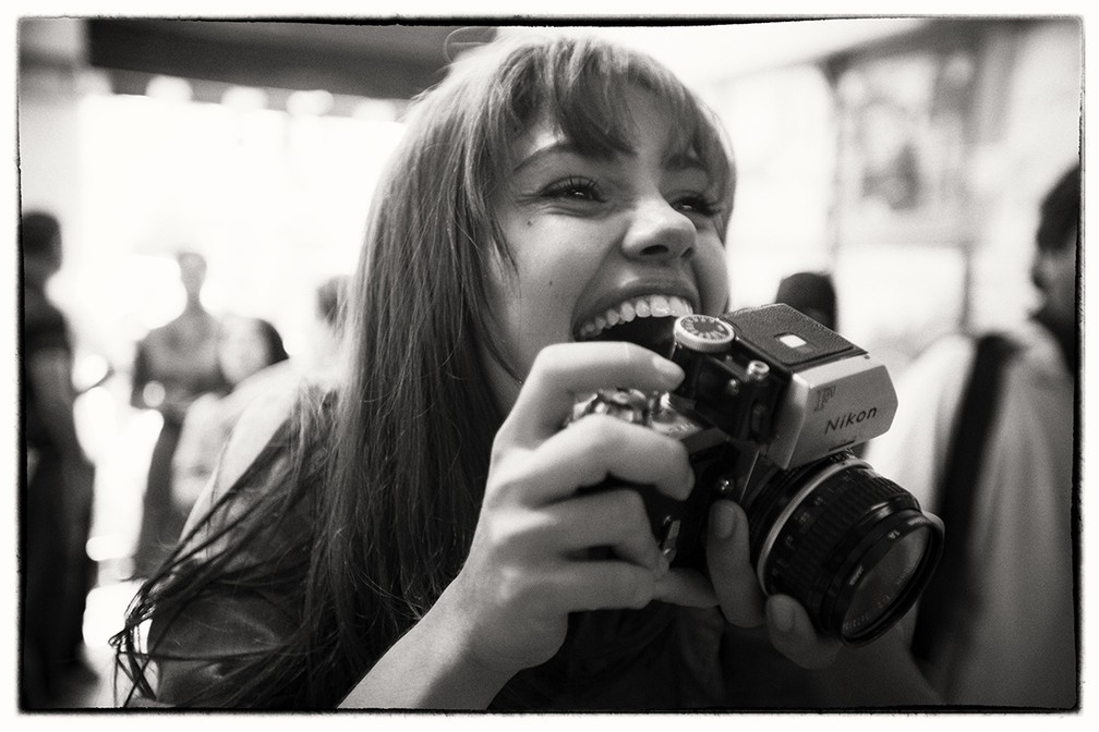 Sophie espalha sua meninice com um sorriso largo nas gravações como Alice  (Foto: Raphael Dias/Gshow)