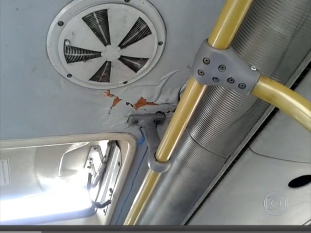 Ar condicionado apresenta goteiras em ônibus no Rio (Foto: Reprodução/TV Globo) Ar condicionado apresenta goteiras em ônibus no Rio (Foto: Reprodução/TV Globo)
