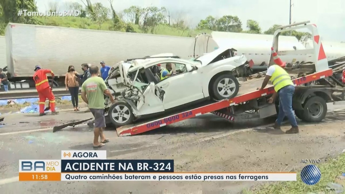 Acidente Entre Caminh Es E Carro Deixa Feridos Na Br E