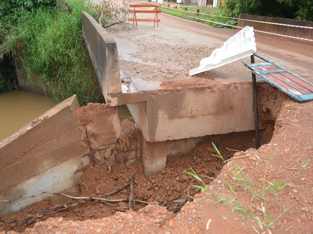 Cabeceira da ponte em Cacoal, RO (Foto: Pâmela Fernandes/G1)