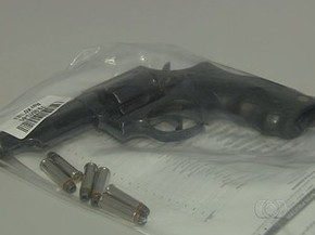 Arma usada pelo policial que agrediu colega da filha é apreendida em Goiás (Foto: Reprodução/ TV Anhanguera)