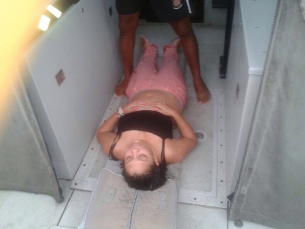 Jovem é resgatada após acidente na Ponte Rio-Niterói na manhã desta segunda (3) (Foto: Arquivo Pessoal / Alessandro de Souza)