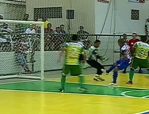 Em jogo acirrado, Mombaça vence Boa Viagem na Copa TVM de Futsal (Foto: Reprodução/TV Verdes Mares)