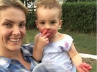 Ana Hickmann posta foto sem maquiagem e com o filho no colo