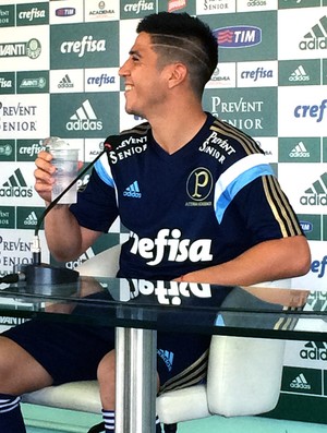 Feijão, pagode e carinho da torcida: Cristaldo festeja ascensão no Verdão