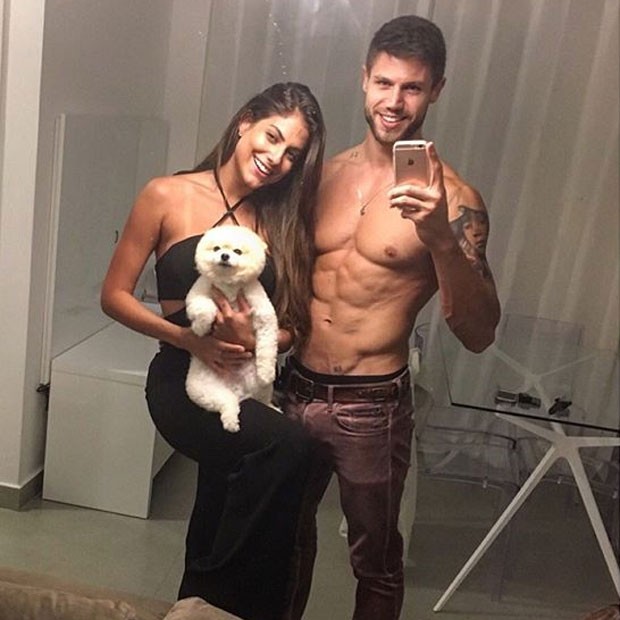 Ego Ex Bbb Jonas Sulzbach Exibe A Barriga Sarada Ao Lado De Mari