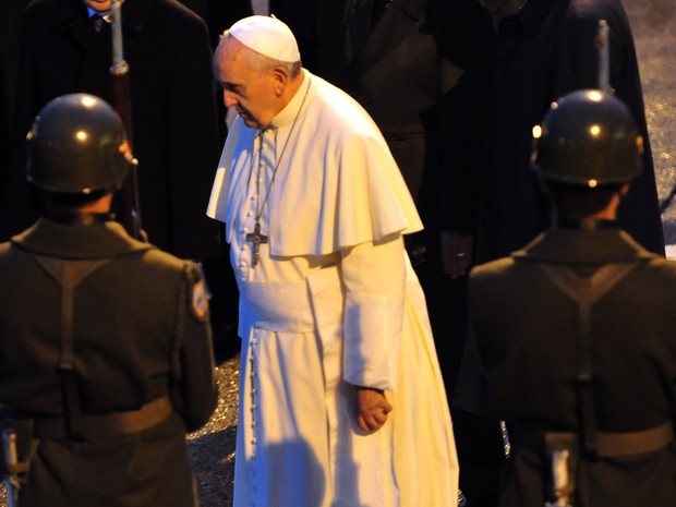 Papa Francisco deixa a Turquia (Foto: OZAN KOSE / AFP)