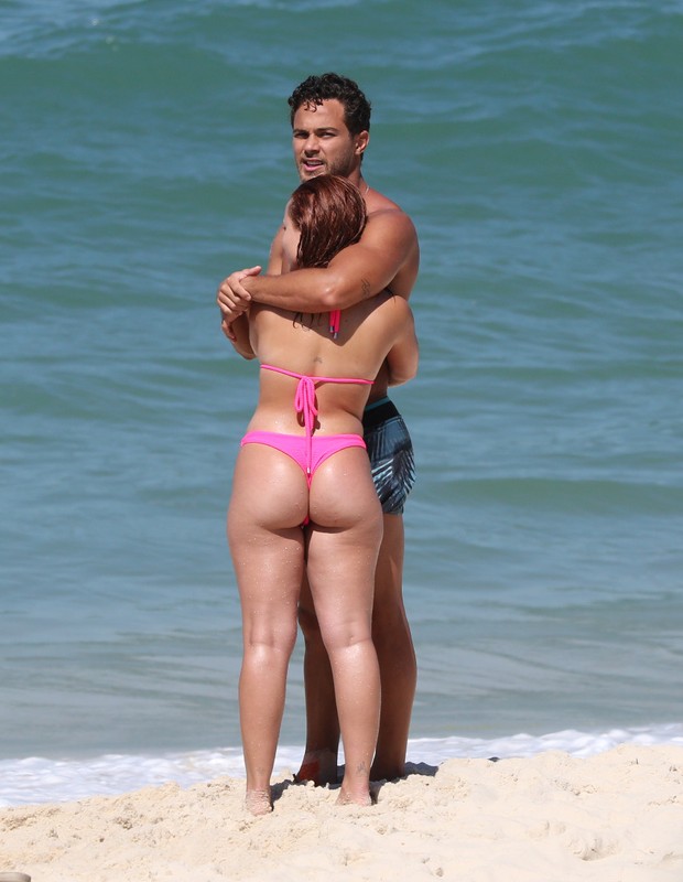 Larissa Manoela e André Luiz Frambach curtem praia na Barra da Tijuca (Foto: AgNews)
