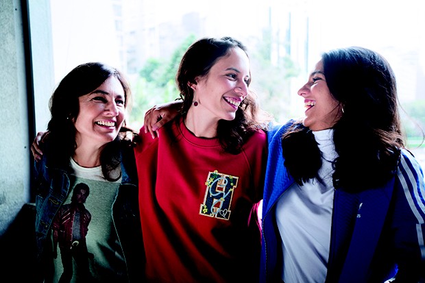 A escritora paulistana Marina Moraes  (à dir.) com as filhas Manuela e Laura. Ela se separou, mudou de cidade e de profissão (Foto: Fotos Autumn Sonnichsen)