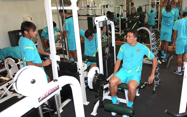 Neymar e Leandro Damião no treino da Seleção musculação (Foto: Rafael Ribeiro / CBF)