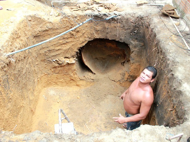 Urna de barro com um esqueleto humano foi encontrada na Zona Sul de Manaus (Foto: Mônica Dias/G1 AM)