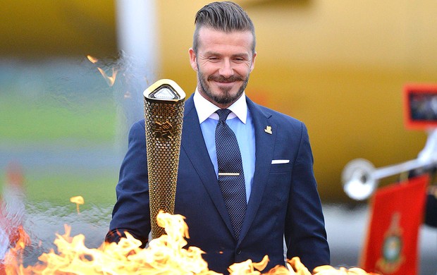 Beckham desembarca com a tocha olímpica na Inglaterra (Foto: Reuters)