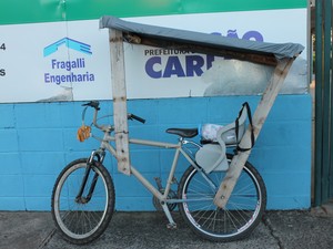Bicicleta adaptada para Juracir levar a filha até a escola (Foto: Ana Marin/G1)