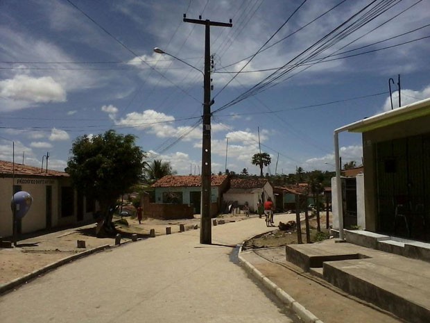 Obra de pavimentação terminou e poste ficou no meio da rua (Foto: Janilson Teixeira/ Arquivo pessoal)