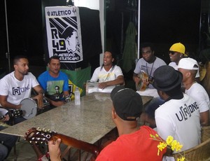 Ronaldinho Gacho canta em roda de samba (Foto: Rafael Arajo)