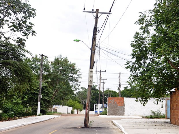 Poste fica no meio de rua no bairro Praeirinho, em Cuiabá (Foto: Pollyana Araújo/ G1)