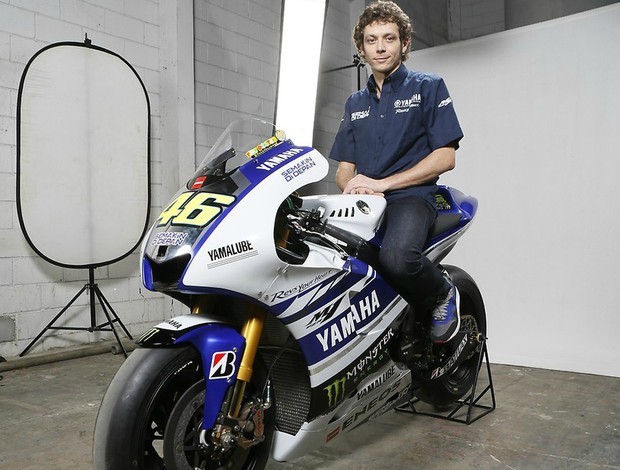 Com Lorenzo e Rossi, Yamaha lança moto da temporada 2014, em