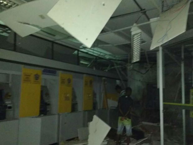 Agências ficaram destruídas após explosões na Bahia (Foto: Giro em Ipiaú ) Agências ficaram destruídas após explosões na Bahia (Foto: Giro em Ipiaú )