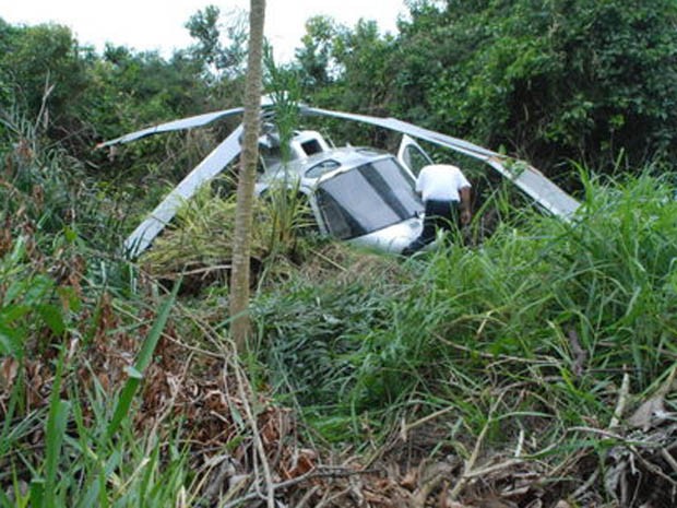 Helicóptero cai em Porto Seguro (BA), diz Corpo de Bombeiros (Foto: Joel Angelo/O Baianão)