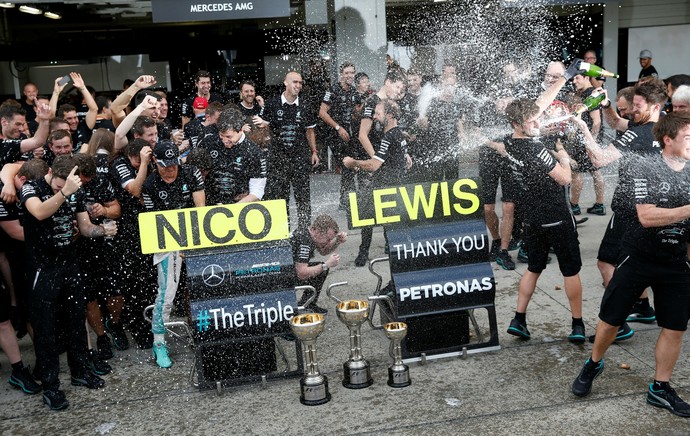 Mercedes comemora tricampeonato do Mundial de Construtores (Foto: Reuters)