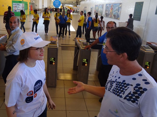 Voluntários orientam turistas que precisam de intérpretes (Foto: Katherine Coutinho / G1)
