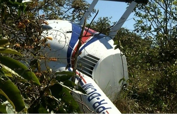 Helicóptero cai em Corumbá de Goiás e os quatro ocupantes sobrevivem 2 (Foto: Reprodução/ TV Anhanguera)