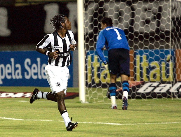 Geraldo comemora gol do Ceará (Foto: Futura Press)