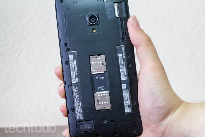 Para retirar os chips do Zenfone 5 basta pressioná-los e esperar pelo som do “clique”. (Foto: Foto: Alessandro Junior/TechTudo) Para retirar os chips do Zenfone 5 basta pressioná-los e esperar pelo som do “clique”. (Foto: Foto: Alessandro Junior/TechTudo)