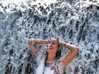 Thaila Ayala toma banho de cachoeira: 'Tratando bem da alma'